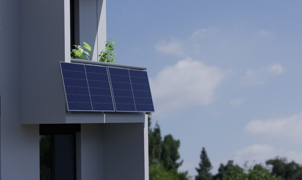 Modernes Haus mit Balkonkraftwerk von außen - Vergleich 2026