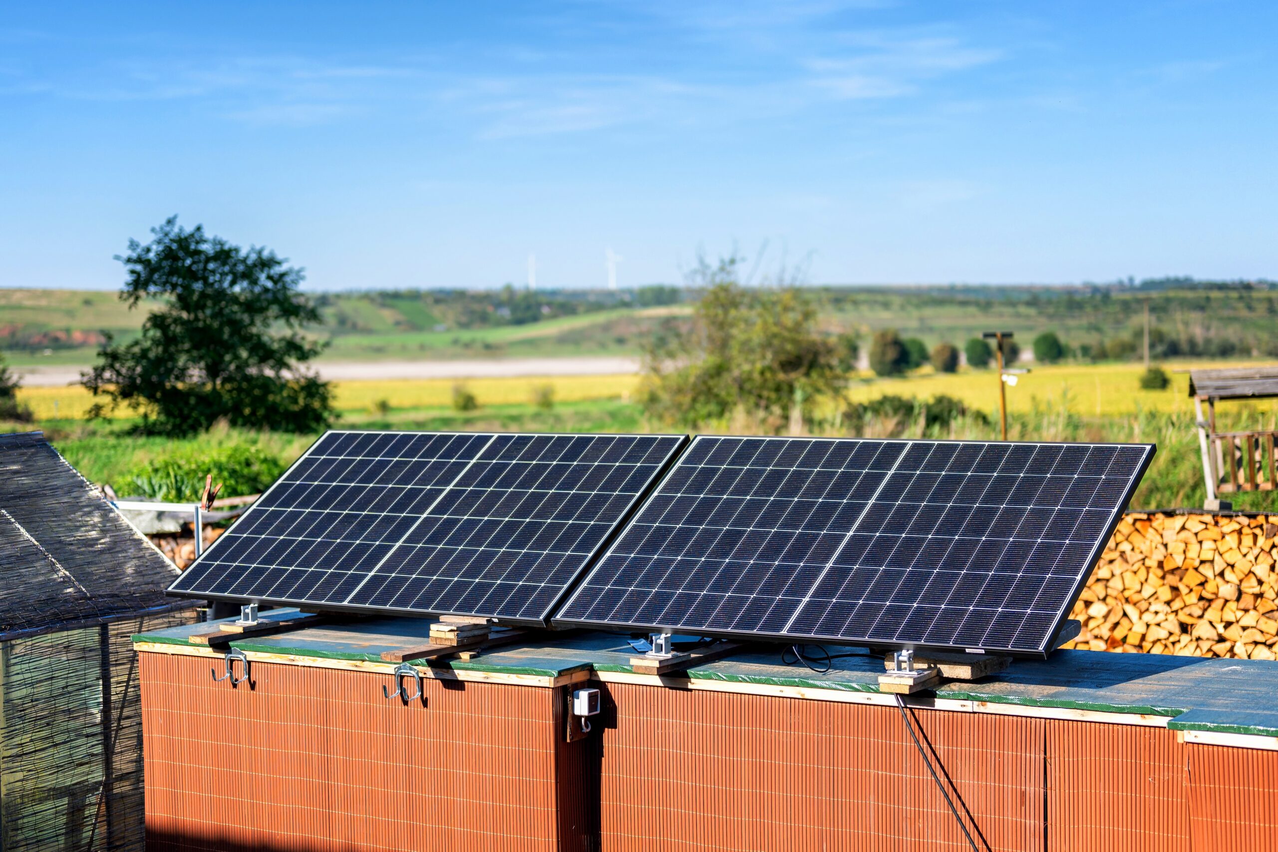 Balkonkraftwerk auf Gartenschuppen – Flachdach-Montage