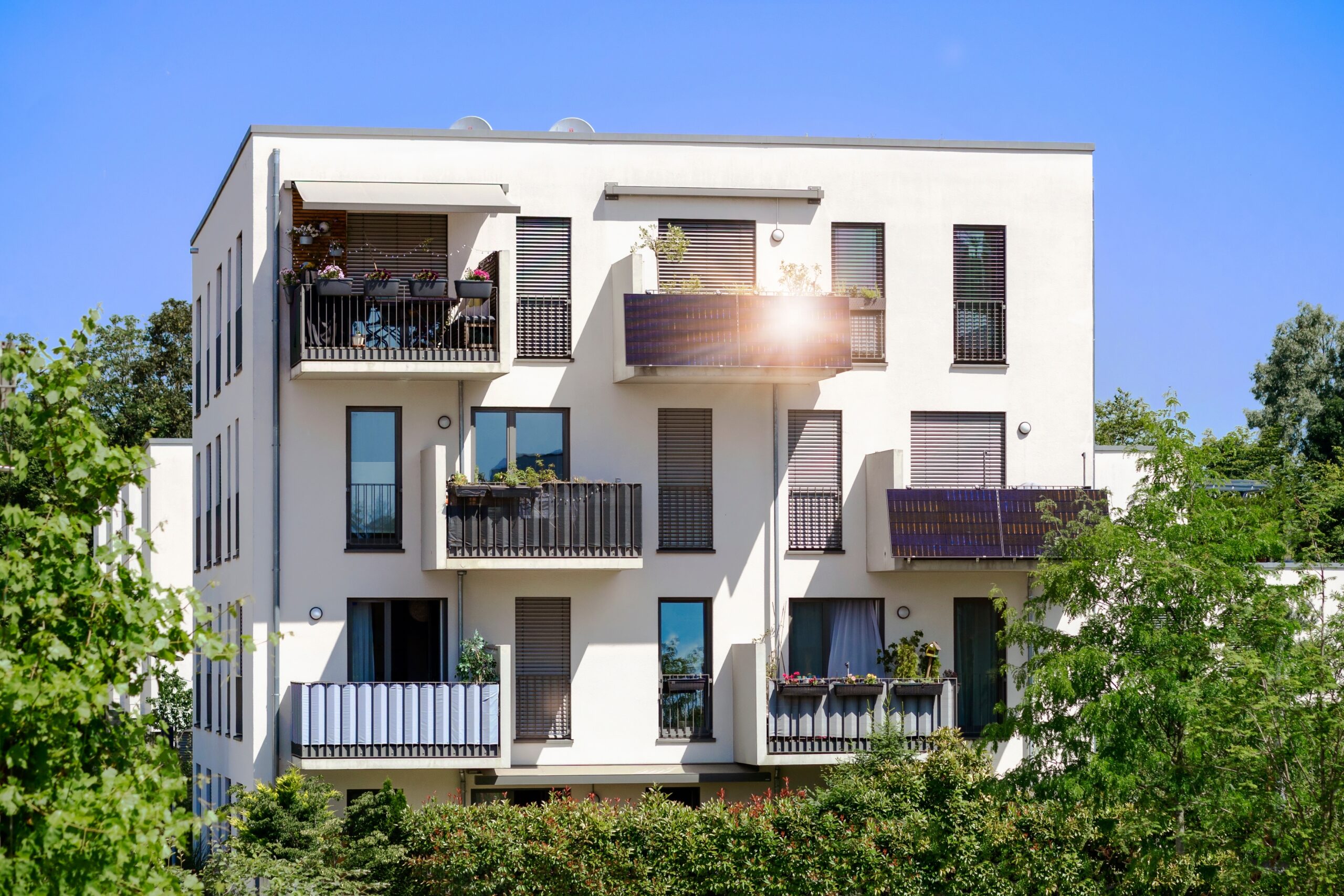 Balkonkraftwerk 800 Watt am Balkon eines modernen Mehrfamilienhauses – Außenansicht