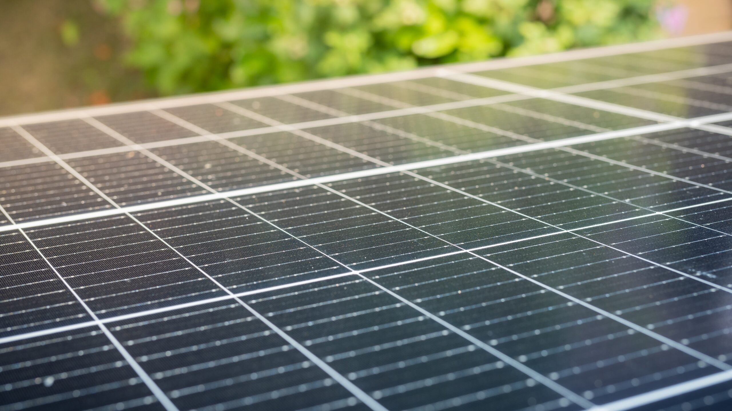 Nahaufnahme Solarzellen eines Balkonkraftwerks