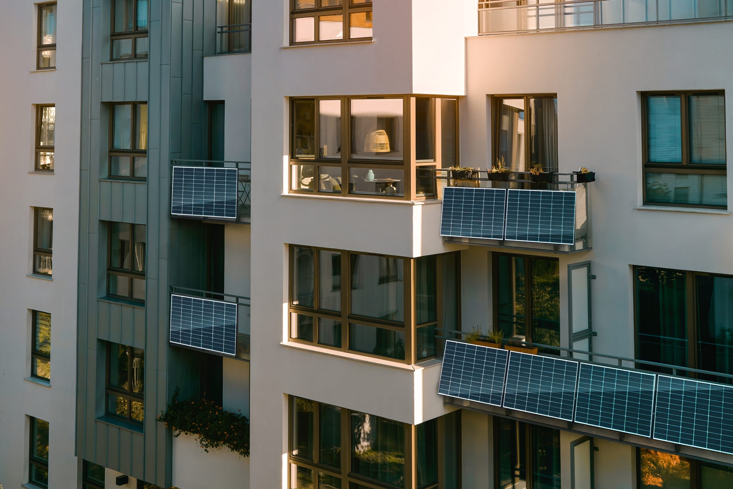 Mehrfamilienhaus mit Balkonkraftwerken an mehreren Balkonen