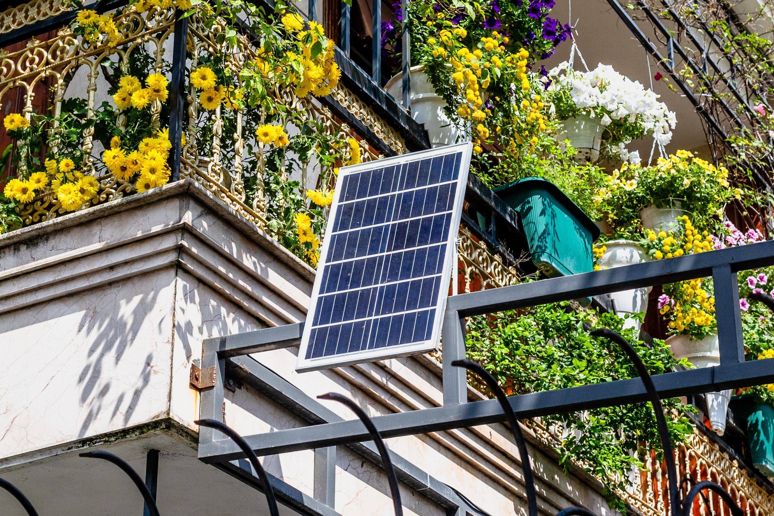Kleines Solarmodul am Blumenbalkon