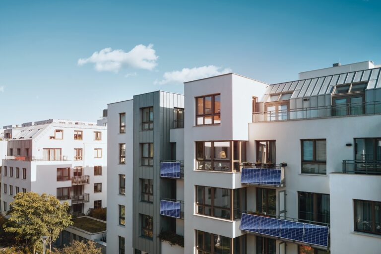 Balkonkraftwerk Mehrfamilienhaus – Moderne Wohnanlage mit Steckersolar an den Balkonen
