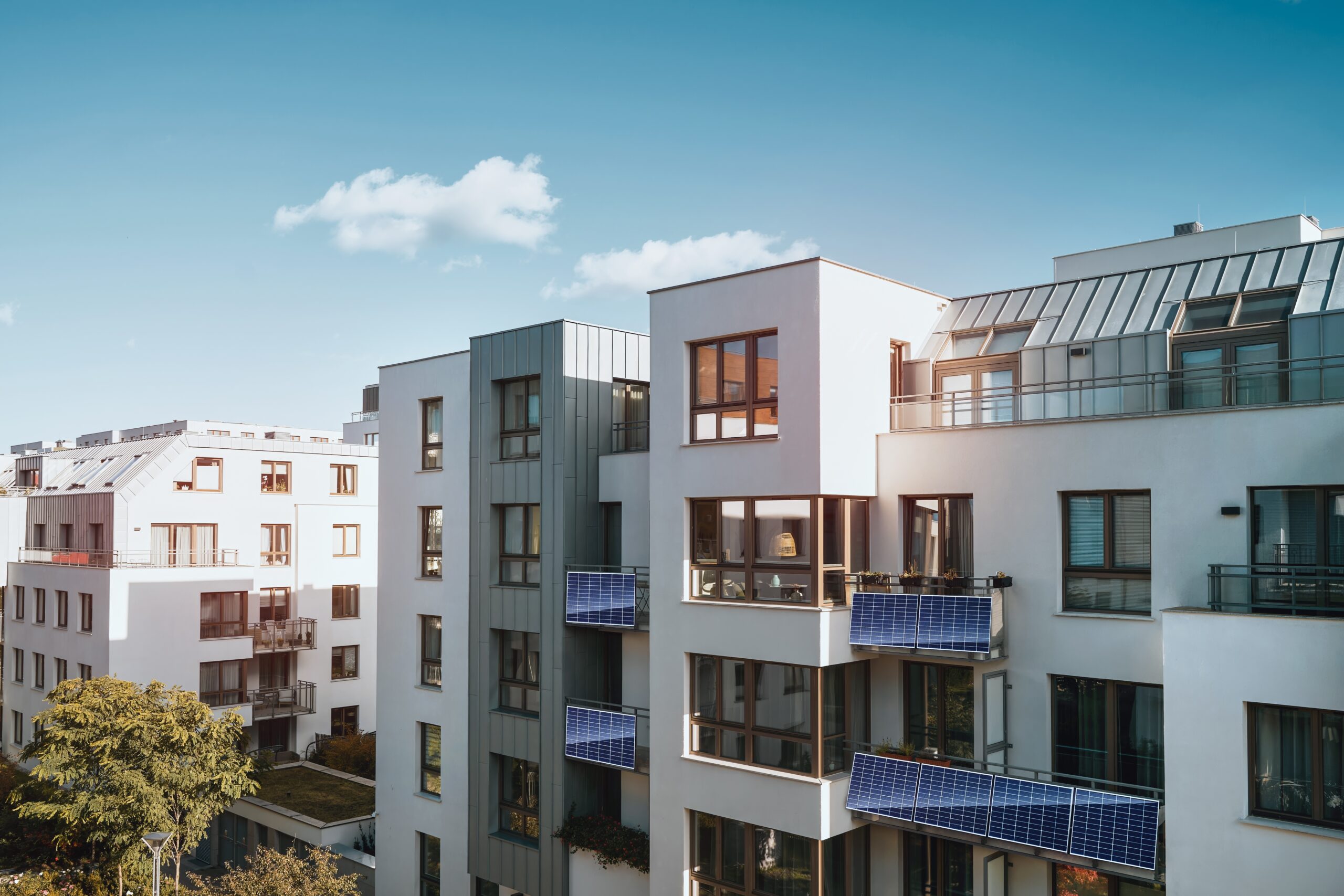 Balkonkraftwerk Mehrfamilienhaus – Moderne Wohnanlage mit Steckersolar an den Balkonen