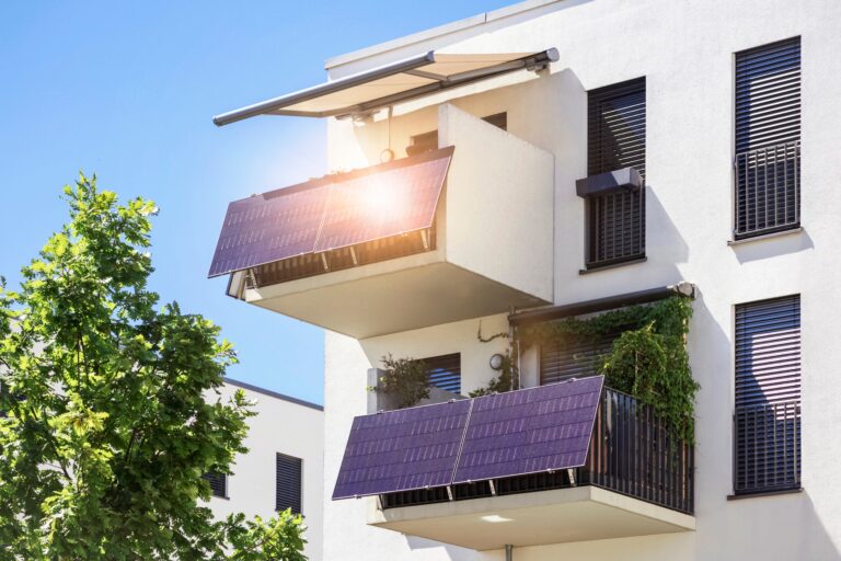 Balkonkraftwerk mit Speicher am Balkon eines Mehrfamilienhauses – Solaranlage und Markise